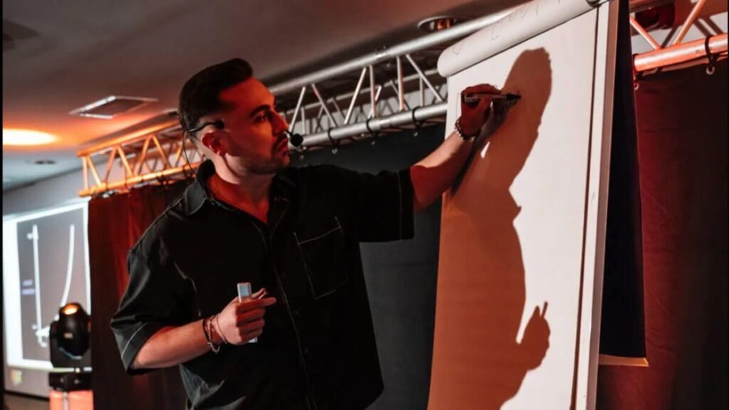 Mentor de AMZN Elite explicando estrategia de Amazon FBA durante una formación