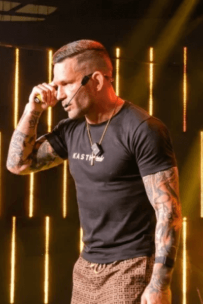 Adri Castel explicando su método de negocios online y la formación Cimientos Empresariales para emprendedores digitales